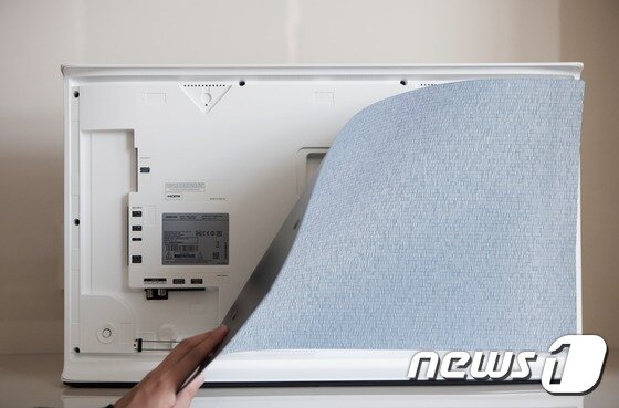 본문 이미지 - 삼성전자가 세계적 가구 디자이너 로낭 & 에르완 부훌렉(Ronan&Erwan Bouroullec) 형제와 협업해 만든 '세리프TV'. (삼성전자 제공)ⓒ News1