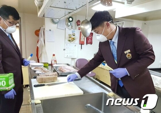 본문 이미지 - 검역관이 가검물을 채취하고 있다.ⓒ News1