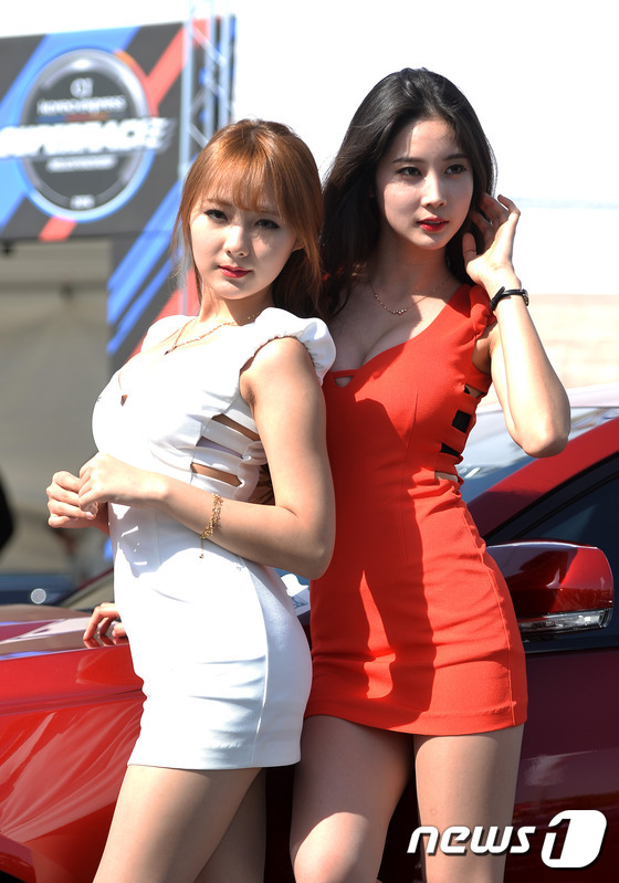 (용인=뉴스1) 이재명 기자 = 24일 오후 경기도 용인시 처인구 용인스피드웨이에서 열린 2016 CJ대한통운 슈퍼레이스 챔피언십 개막전에서 레이싱 모델 한유리, 박지은(미스디카) …