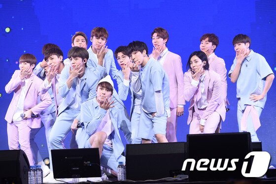 본문 이미지 - 세븐틴이 댄스와 연기가 합쳐진 '예쁘다' 무대로 활동을 앞두고 있다. ⓒ News1star 고아라 기자