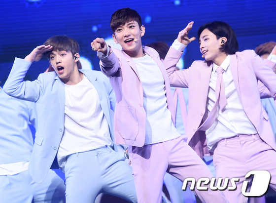 (서울=뉴스1스타) 고아라 기자 = 세븐틴 에스쿱스, 조슈아, 정한(왼쪽부터)이 24일 오후 서울 예스24 라이브홀에서 열린 첫 번째 정규앨범 ‘러브&레터(LOVE&LETTER)’ …