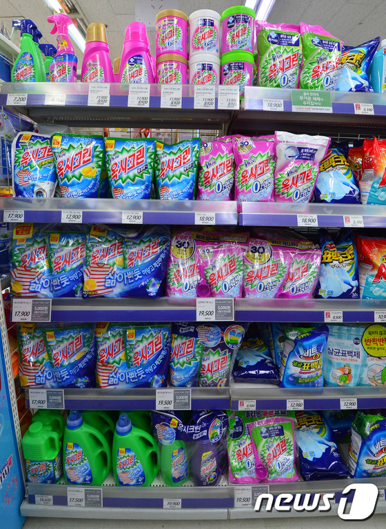 (서울=뉴스1) 구윤성 기자 = 24일 오후 서울 시내의 한 대형마트에 옥시레킷벤키저(옥시)의 대표상품인 옥시크린 진열대 주변에 소비자들의 발길이 끊겨 한산한 모습을 보이고 있다. …