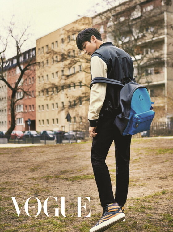 본문 이미지 - 샤이니 민호가 베를린에서 촬영한 화보를 선보였다. ⓒ News1star / 보그 코리아