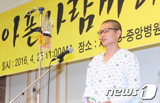 본문 이미지 - '파란 바지의 의인'으로 불리는 제주 세월호 생존자 김동수씨(56)가 지난 2016년 4월25일 제주시 에스중앙병원에서 '김동수와 환희들 4·16 합창단' 주최로 열린 '아픈 사람끼리 작은 음악회'에서 노래를 부르고 있다.2016.4.25 /뉴스1 ⓒ News1 DB