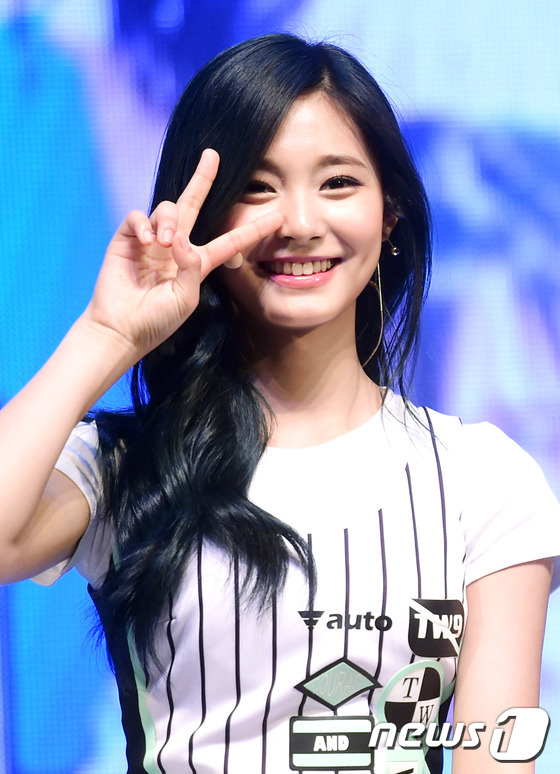 (서울=뉴스1스타) 권현진 기자 = 트와이스 쯔위가 25일 오후 서울 광장동 예스24무브홀에서 열린 두 번째 미니 앨범 '페이지 투'(PAGE TWO) 쇼케이스를 열고 깜찍한 브이 …