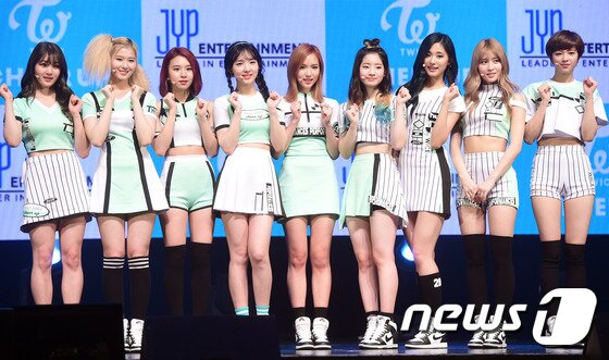 본문 이미지 - 트와이스가 두 번째 미니 앨범 '페이지 투'(PAGE TWO)를 발표했다. ⓒ News1star 권현진 기자