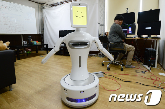 인공지능(AI)을 갖춘 가사도우미 로봇 오페어. © News1 허경 기자