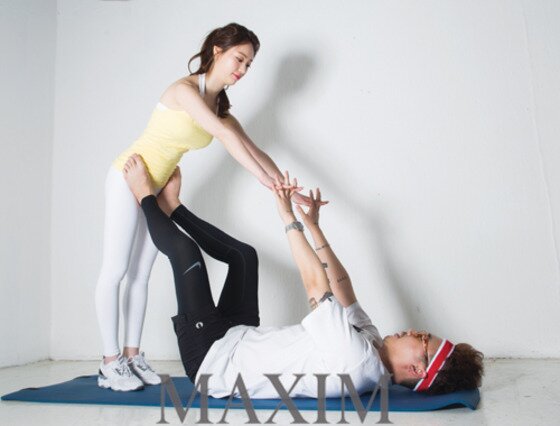 본문 이미지 - 양정원이 맥심 화보를 통해 아찔한 커플 필라테스를 선보였다. ⓒ News1star / 맥심 5월호