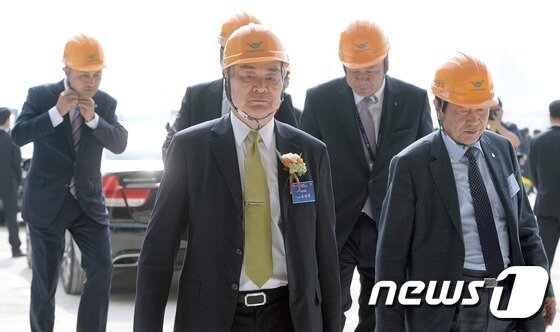 본문 이미지 - 조양호 대한항공 회장이 2016년 4월26일 오후 영종도 제2여객터미널 부지에서 열린 인천국제공항 제2여객터미널 상량식에 참석해 공사 현장으로 향하고 있다. 2016.4.26/뉴스1 ⓒ News1 박세연 기자