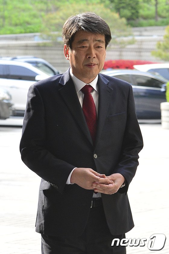 본문 이미지 - 서울종합예술실용학교 입법로비 혐의로 1심에서 실형을 선고받은 신계륜 더불어민주당 의원이 26일 오후 항소심 1회 공판을 위해 서울 서초구 서울고등법원으로 출석하고 있다.신 의원은 서종예 학교 이름에서 '직업'을 빼고 '실용'을 넣을 수 있게 법을 고쳐주는 대가로 김민성 서종예 이사장으로부터 네 차례에 걸쳐 5500만원 상당의 금품을 받은 혐의(특정범죄 가중처벌법상 뇌물 혐의)를 받고 있다. 2016.4.26./뉴스1 ⓒ News1 신웅수 기자
