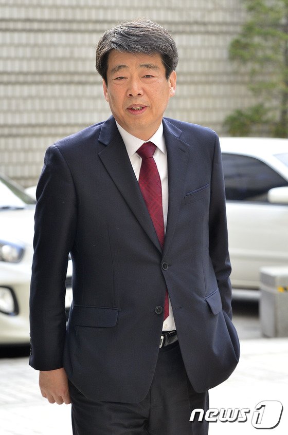 본문 이미지 - 서울종합예술실용학교 입법로비 혐의로 1심에서 실형을 선고받은 신계륜 더불어민주당 의원이 26일 오후 항소심 1회 공판을 위해 서울 서초구 서울고등법원으로 출석하고 있다.신 의원은 서종예 학교 이름에서 '직업'을 빼고 '실용'을 넣을 수 있게 법을 고쳐주는 대가로 김민성 서종예 이사장으로부터 네 차례에 걸쳐 5500만원 상당의 금품을 받은 혐의(특정범죄 가중처벌법상 뇌물 혐의)를 받고 있다. 2016.4.26./뉴스1 ⓒ News1 신웅수 기자
