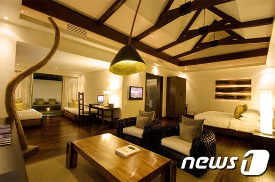 본문 이미지 - 빌라는 흑석과 크림색의 막탄석으로 지어져 아늑한 분위기를 연출한다. (허니문리조트 제공)ⓒNews1travel