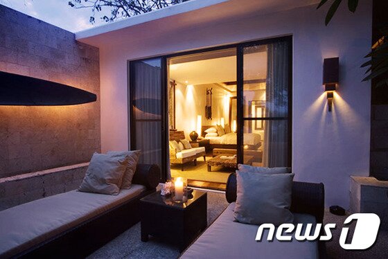 본문 이미지 - 유리를 통해 개인 정원이 보이도록 설계해 자연을 내부로 끌어들인 듯한 느낌이 들게한다. (허니문리조트 제공)ⓒNews1travel