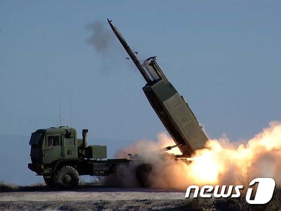 본문 이미지 - 미국의 고기동 다연장 로켓 발사기(HIMARS)는 우크라이나 전장 지형을 바꿀 '게임체인저'로 꼽힌다. ⓒAFP= News1 자료 사진