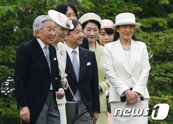 (도쿄 AFP=뉴스1) 최종일 기자 = 아키히토(明仁) 일왕(좌측)과 미치코(美智子) 왕비(좌측 2번째)가 27일 도쿄 아카사카 교엔(御苑:왕실소유의 정원)에서 열린 춘계 가든파티 …