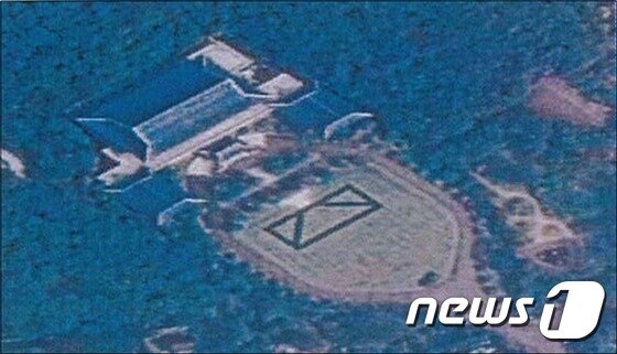 본문 이미지 - 우리 군의 위성이 포착한 북한군의 청와대 모형 시설. &#40;합참 제공&#41; 2016.4.27/뉴스1 ⓒ News1 조현아 인턴기자