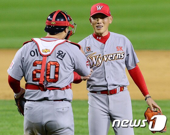 본문 이미지 - 27일 오후 서울 송파구 잠실야구장에서 열린 2016 KBO리그 두산과 SK의 경기에서 3대1로 승리하며 경기를 마친 SK 박정배 투수와 이재원 포수가 환호하고 있다. 2016.4.27/뉴스1 ⓒ News1 박세연 기자