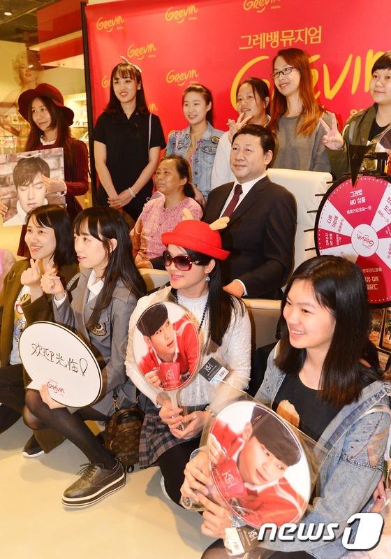 (서울=뉴스1) 민경석 기자 = 28일 오전 서울 중구 그레뱅 뮤지엄에서 노동절 연휴를 맞아 우리나라를 찾은 중국인 관광객들이 시진핑 중국 국가주석 밀랍인형과 기념촬영을 하고 있다 …