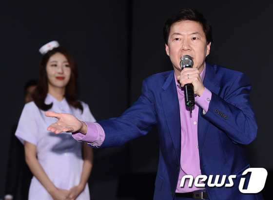 (서울=뉴스1스타) 권현진 기자 = 너무 행복합니다~할리우드 배우 켄정이 28일 오후 서울 영등포cgv에서 열린 NO.1 올레tv \'미드 동시방영‘ 프리미엄 시사회에 참석해 인사 …