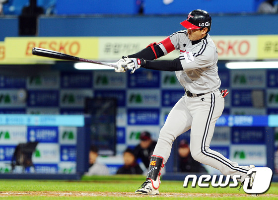 (대구=뉴스1) 이종현 기자 = 28일 오후 대구 삼성라이온즈파크에서 열린 '2016 타이어뱅크 KBO리그' 삼성 라이온즈와 LG 트윈스 경기 7회초 무사 1루 LG 박용택이 우익 …