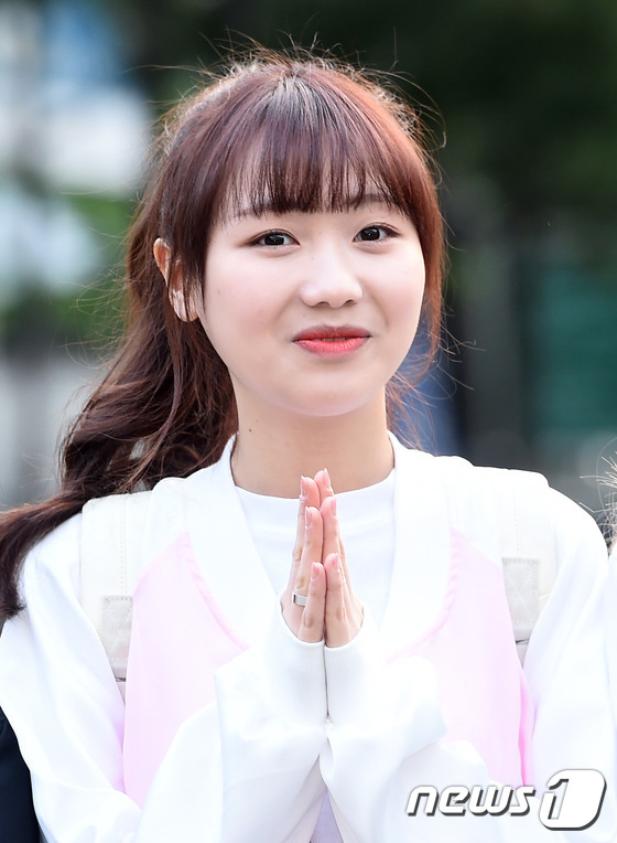 (서울=뉴스1스타) 고아라 기자 = 러블리즈 류수정이 29일 오전 서울 여의도 KBS 신관 공개홀에서 열린 KBS2 '뮤직뱅크'(이하 뮤뱅) 리허설을 하기 위해 방송국으로 들어서 …