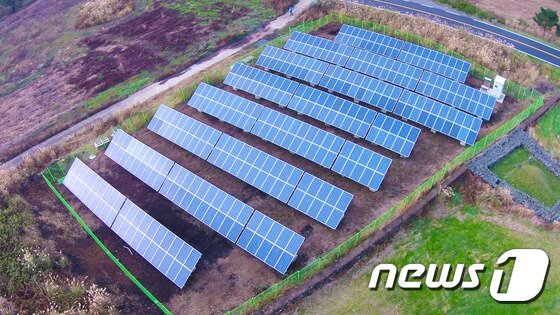 본문 이미지 - 제주시 해안동 소재 태양광발전단지 전경. (제주도청 제공)/뉴스1