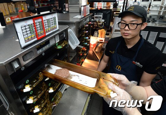 본문 이미지 - 29일 오전 서울 중구 맥도날드 정동점에서 매장 직원들이 햄버거를 만들고 있다. 사진 = 최현규 기자