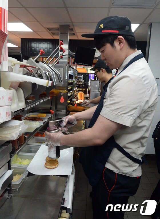 본문 이미지 - 29일 오전 서울 중구 맥도날드 정동점에서 매장 직원들이 햄버거를 만들고 있다. 사진 = 최현규 기자