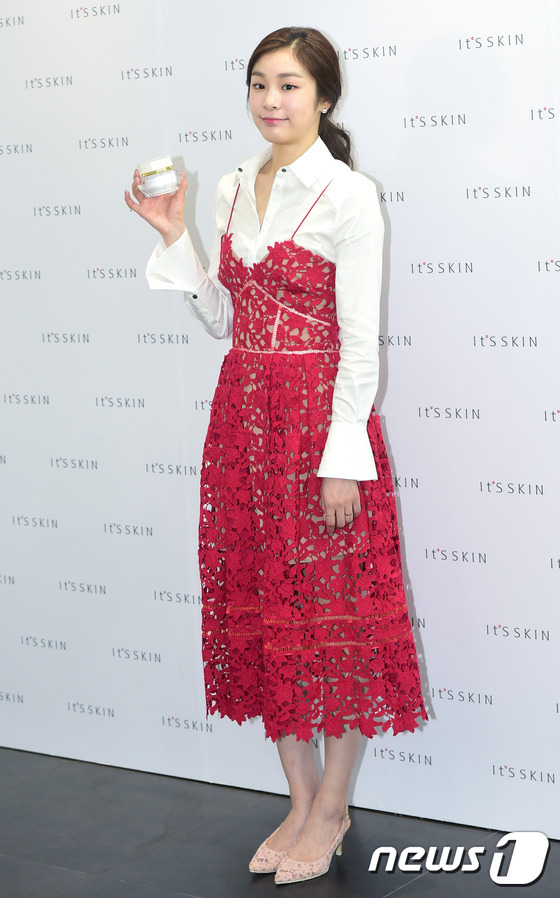 (서울=뉴스1스타) 권현진 기자 = ‘피겨여왕’ 김연아가 29일 오후4시 서울 잇츠스킨 강남점에서 열린 오픈기념 사인회에 참석해 화장품을 들고 포즈를 취하고 있다.