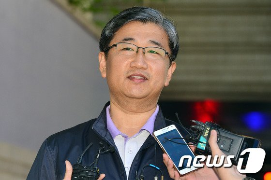 본문 이미지 - '청와대 문건유출' 사건에 연루돼 구속 기소됐던 박관천 경정이 2016년 4월 29일 오후 서울 서초구 서울고등법원에서 열린 '대통령기록물법 위반 등 항소심 선고 공판'에서 징역 7년과 추징금 4340만원을 선고한 1심을 깨고 징역 8개월에 집행유예 2년을 선고 받은 뒤 석방돼 취재진과 인터뷰를 하고 있다.  2016.4.29/뉴스1 ⓒ News1 DB