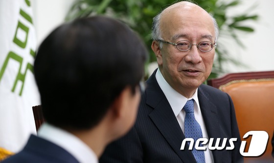 (서울=뉴스1) 오대일 기자 = 벳쇼 고로 주한일본대사가 29일 서울 여의도 국회에서 천정배 국민의당 공동대표를 예방하며 환담을 나누고 있다. 2016.4.29/뉴스1