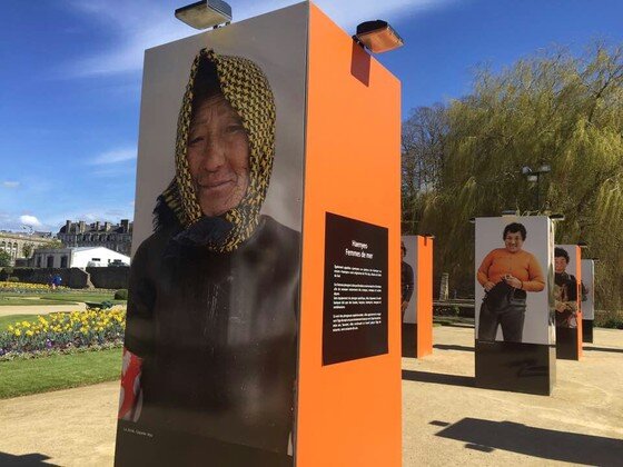 본문 이미지 - 사진작가 김형선의 해녀 사진전이 프랑스 툴루즈와 반 페스티벌에 참여해 문화계의 주목을 받고 있다. ⓒ News1star / 강공컴퍼니