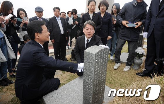 본문 이미지 - 천정배, 안철수 국민의당 상임공동대표가 3일 오전 광주 북구 운정동 국립5·18민주묘지에서 참배 후 묘비를 만지고 있다. 2016.4.3/뉴스1 ⓒ News1 황희규 기자