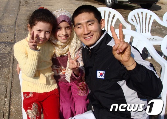 (서울=뉴스1) 송원영 기자 = 레바논 동명부대 17진으로 임무수행 중인 부사관이 8년 만에 태권도 제자들과 재회해 화제가 되고 있다. 방용진 상사가 지난 2008년 레바논에서 태 …