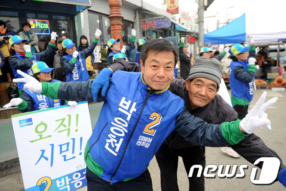 (동해=뉴스1) 서근영 기자 = 4·13 총선 강원 동해·삼척 선거구 박응천 더불어민주당 후보가 3일 동해시 북평 5일장에서 열린 유세 현장에서 시민과 춤을 추며 지지를 호소하고 …