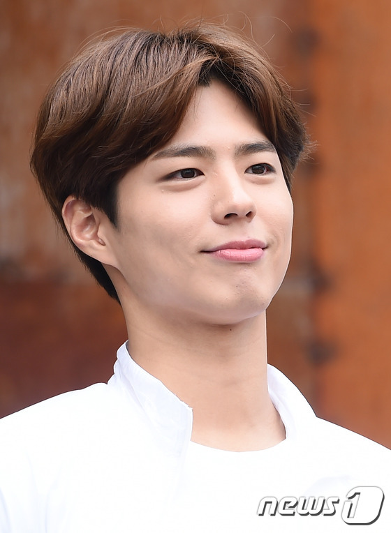 (서울=뉴스1스타) 고아라 기자 = 배우 박보검이 30일 오전 서울 몽벨 청계산점에서 열린 플래그십 스토어 오픈 행사에서 따뜻한 눈빛으로 팬들을 바라보고 있다.