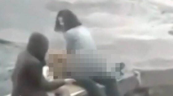 본문 이미지 - 중국의 한 커플이 대담한 애정행각으로 눈길을 끌고 있다. ⓒ News1star / 유튜브 캡처