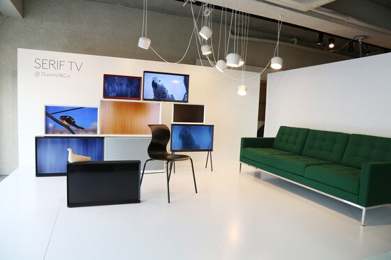 본문 이미지 - 삼성전자가 지난주 출시한 '삼성 세리프TV'를 '두오모'를 비롯해, '에이후스',  '덴스크', ' '모벨랩' 등 국내 프리미엄 가구점에서 소개한다고 4일 밝혔다. 세리프 TV는 세계적인 가구 디자이너 로낭 & 에르완 부훌렉 형제가 디자인한 TV다.ⓒ News1