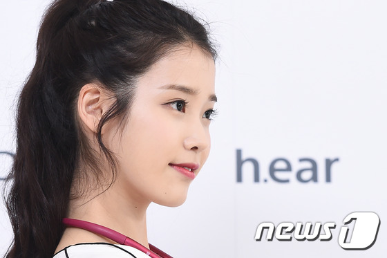 (서울=뉴스1스타) 고아라 기자 = 아이유가 5일 오전 서울 소공동 웨스틴조선호텔에서 열린 소니코리아 블루투스 오디오 h.ear 신제품 출시 행사에 참석해 예쁜 표정으로 카메라를 …