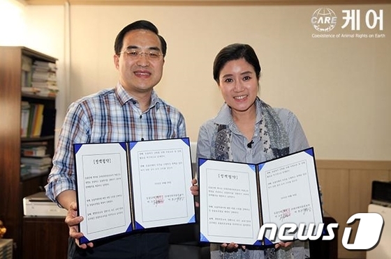 동물보호단체 케어(대표 박소연)와 박홍근 국회의원 후보자는 지난 4일 동물복지 향상을 위해 서로 협력할 것을 결의하며 협약서를 교환했다.(사진 케어 제공)© News1