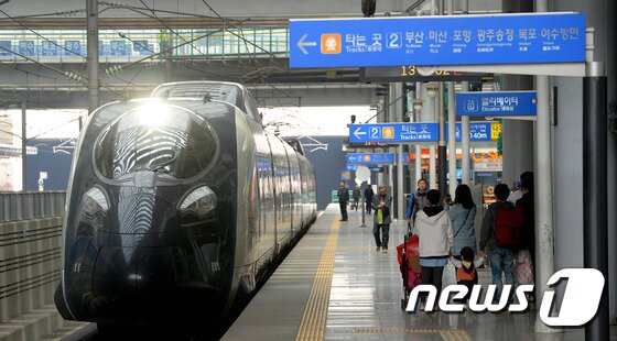 본문 이미지 - 시승행사를 마친 차세대 고속열차 해무(HEMU-430X)가 6일 경기도 광명시 KTX광명역으로 들어오고 있다. 국내 기술로 개발한 해무는 동력분산식 고속열차로 430km까지 속도를 낼 수 있다. 2016.4.6/뉴스1 ⓒ News1 황기선 기자