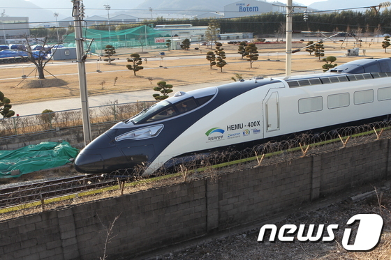 (서울=뉴스1) 주성호 기자 = 순수 국산기술로 개발된 차세대 초고속열차 '해무'(HEMU-430X)가 선로 위를 달리고 있다. 해무는 동력분산식 시스템 고속열차로 설계상 최고 시 …