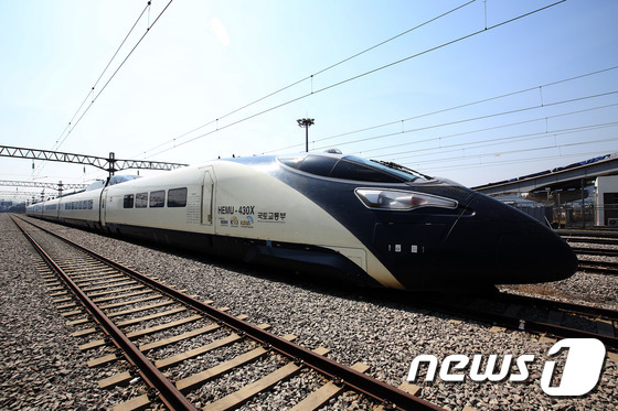 (서울=뉴스1) 주성호 기자 = 순수 국산기술로 개발된 차세대 초고속열차 '해무'(HEMU-430X)가 선로 위를 달리고 있다. 해무는 동력분산식 시스템 고속열차로 설계상 최고 시 …