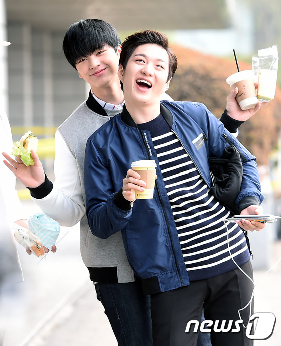 (서울=뉴스1스타) 고아라 기자 = 비투비 육성재, 이창섭이 8일 오전 서울 여의도 KBS 별관 공개홀에서 열린 KBS2 '뮤직뱅크'(이하 뮤뱅) 리허설을 마치고 방송국을 나서며 …