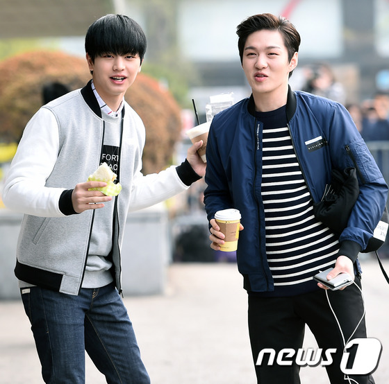 (서울=뉴스1스타) 고아라 기자 = 비투비 육성재, 이창섭(오른쪽)이 8일 오전 서울 여의도 KBS 별관 공개홀에서 열린 KBS2 '뮤직뱅크'(이하 뮤뱅) 리허설을 마치고 방송국을 …