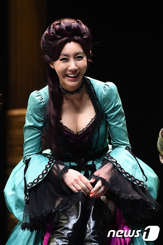 (서울=뉴스1스타) 고아라 기자 = 배우 윤공주가 8일 오후 서울 신도림 디큐브아트센터에서 열린 뮤지컬 '삼총사' 프레스콜에서 깊게 파인 드레스 자태로 아찔한 볼륨감을 자랑하고 있 …