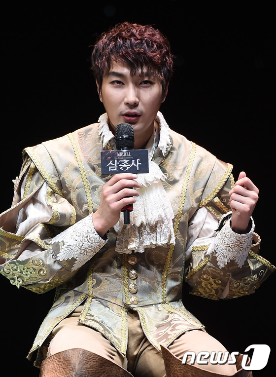 (서울=뉴스1스타) 고아라 기자 = 배우 조강현이 8일 오후 서울 신도림 디큐브아트센터에서 열린 뮤지컬 '삼총사' 프레스콜에서 카리스마 눈빛을 발산하고 있다.