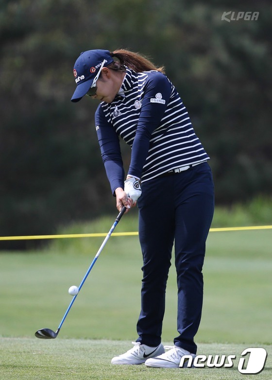 (서울=뉴스1) = 김지현이 9일 제주 롯데스카이힐 제주CC에서 열린 제9회 롯데마트 여자오픈 3라운드 3번홀에서 티샷을 하고 있다. (KLPGA/박준석 제공)2016.4.9/뉴스 …