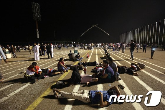 의사당에서 철수한 이라크 시위대가 인근 도로에서 계속해서 농성을 벌였다. ⓒ AFP=뉴스1