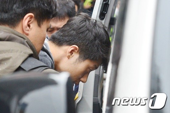 본문 이미지 - '방조제 시신 사건'의 조성호가 인천 연수구의 자택에서 현장검증을 마친 뒤 호송차에 오르고 있다.  ⓒ News1 민경석 기자